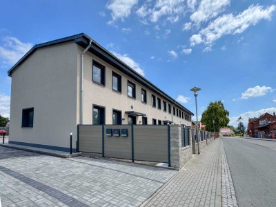 Erstbezug: Modernes Reihenhaus mit 2 Bädern, Vorgarten, Stellplätzen & großem Gemeinschaftshof
