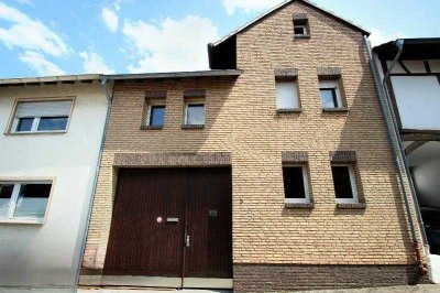 Bauernhaus mit Hofanlage Innenhof mit großem Nebengebäude-Scheune Ausbaureserve Garage Garten