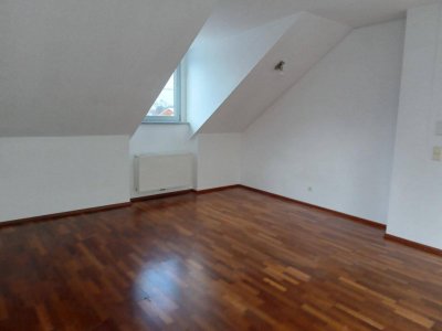 helle, freundliche 3-Zimmer Dachgeschoßwohnung im Zentrum von Aspach