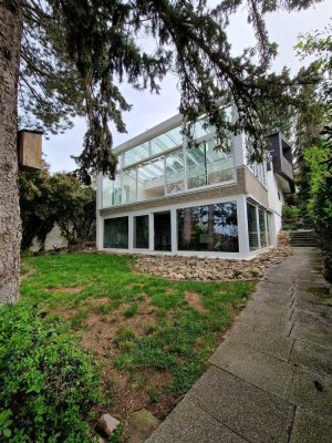 Einfamilienhaus mit Garten, Indoorpool und Wellnessbereich in Halbhöhenlage