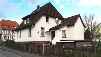 Hier kann Ihr Traum vom Landleben wahr werden -Sanierungsbedürftiges ZFH auf großem Grundstück!