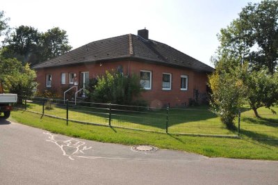 Bungalow mit überdachter Terrasse und traumhaftem Garten
