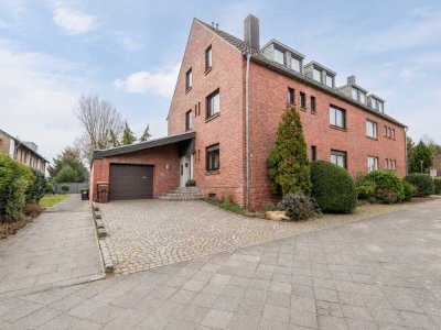 Kapitalanlage mit Perspektive: 
Gepflegtes Dreifamilienhaus mit zwei Garagen 
in zentraler Lage vo
