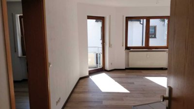 Helle Wohnung mit zwei Zimmern sowie Balkon und offener Einbauküche in Niedereschach