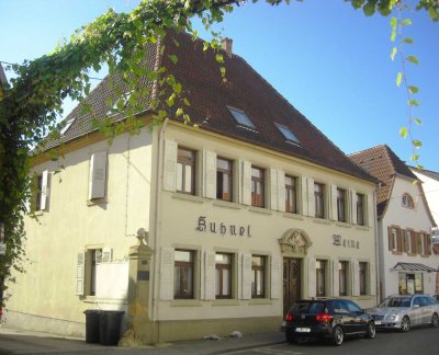 Stilvolle Altbauetage in einem sanierten 4-Parteienhaus mit PKW-Stellplatz und Einbauküche