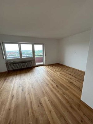 Frisch sanierte helle 1-Zimmer-Wohnung mit traumhaftem Blick über Würzburg / Parkett, Loggia, Aufzug