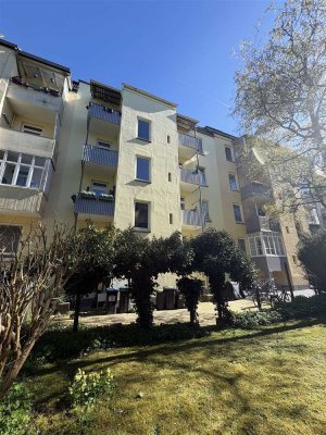 Charmante Altbauwohnung mit Balkon! Gut vermietet mit Steigerungspotenzial!