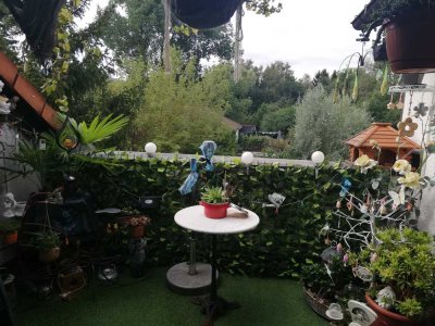Ruhige 2,5-Zimmer-Dachwohnung mit freiem Blick ins Grüne,  mit Balkon u. Einbauküche in