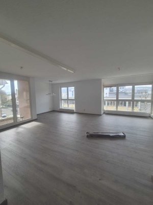 Helle Wohnung mit Balkon, nähe Weinberge