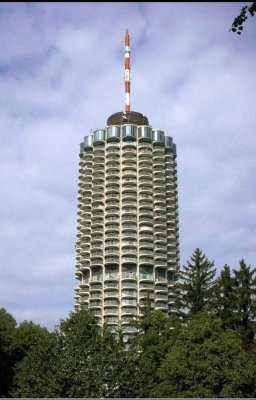 Kernsaniertes, vollmöbliertes Apartment im 24 Stock im Hotelturm