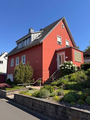Preiswertes 6-Zimmer-Einfamilienhaus mit EBK in Würzburg Versbach