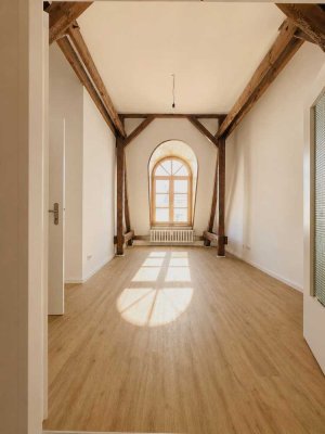 3-Zimmer-Dachgeschosswohnung mit einer offener Küche in Spandau!