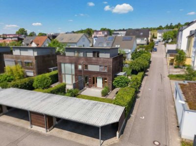 Hochwertige Doppelhaushälfte mit durchdachten Details und Carport
