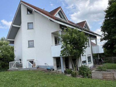 In bildschöner Ortsrandlage: Attraktive 4 ZKB-ETW, u. a. mit 2 Balkonen u. Gartengrundstück
