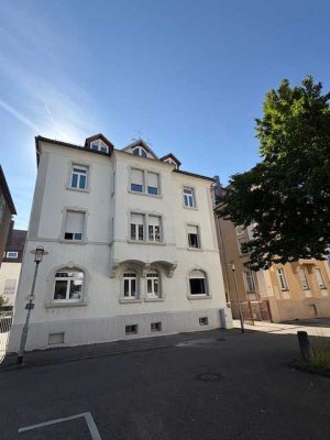 Zentrumsnah - Wohnen im Altbaucharme mit zwei Balkone und Stellplatz