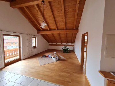 Stilvolle, geräumige und gepflegte 2-Zimmer-DG-Wohnung mit Balkon und Einbauküche in Arget