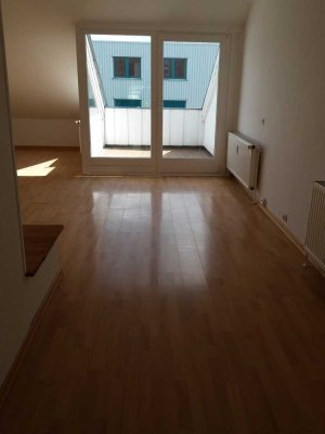 Geschmackvolle Wohnung mit drei Zimmern sowie Loggia und Einbauküche in Lübeck