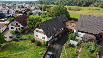 Großzügiges Anwesen mit Wohnhaus, Ökonomiegebäude und zwei Grundstücksflächen