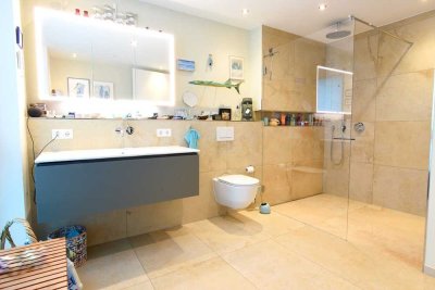 Exklusive, neuwertige 2,5-Raum-Wohnung mit gehobener Innenausstattung mit EBK in Regensburg