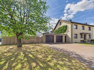 Massiv gebautes Zweifamilienhaus mit Kamin, Balkon & liebevollem Garten