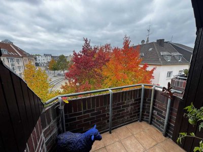 Sehr helle & hochattraktive 2,5-Zimmer-Dachgeschosswohnung mit Balkon, Aufzug & Tiefgarage!