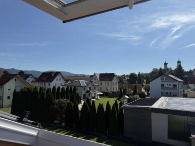 Ohne Makler: Zentrale, lichtdurchflutete 2-Raum-Dachgeschosswohnung mit sonnigem Balkon