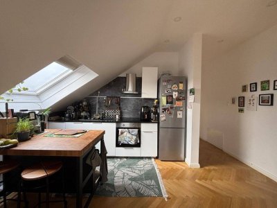 Klimatisierte &amp; unbefristete 3 Zimmer DG-Wohnung mit BALKON