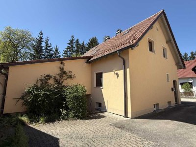 Viel Platz für neue Ideen: Einfamilienhaus mit Nebengebäude in Kaufbeuren-Hirschzell