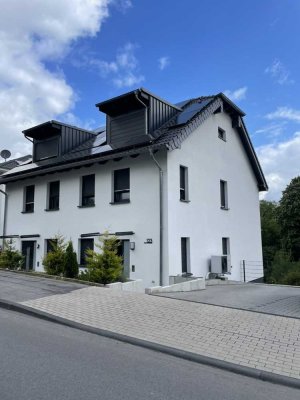 Neubau: Schöne 5,5-Zimmer-Doppelhaushälfte in SG-Meigen