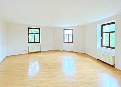 Sehr attraktive 2-RW * Mansardengeschoss * sep. Küche Bad m. Fenster * Weitblick * zentrale Lage