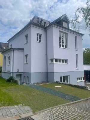 Außergewöhnliche 4,5 Zimmerwohnung mit Einbauküche und riesiger Terrasse im Grünen!