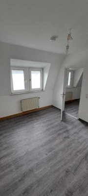 Neu renovierte Dachgeschosswohnung. 3 Zimmer, Küche, Bad, Keller. Parkmöglichkeiten vor dem Haus.