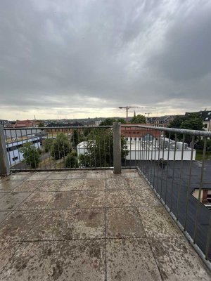 ++3-Zimmer-Wohnung im Dachgeschoss mit Einbauküche und  Parkett++