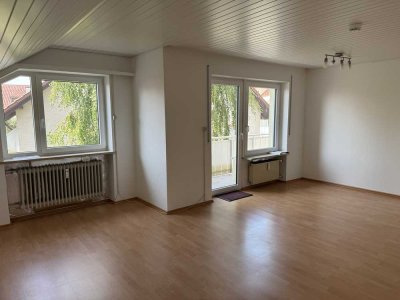 Gemütliche DG-Wohnung mit Einbauküche und Einzelgarage!