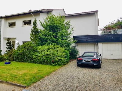 Lichtdurchflutete Erdgeschosswohnung in 2-Familienhaus mit Garten in Sackgassenendlage