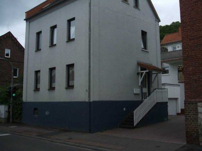 2 Zimmer mit Einbauküche----frisch renoviert