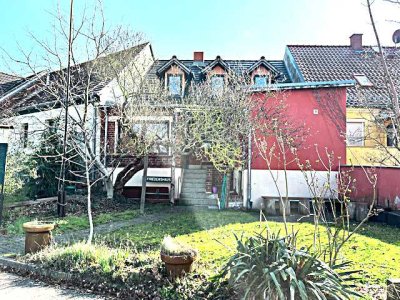 Historisches, ehemaliges Vereinshaus in Reihenbebauung mit 2 Zugängen und kleinem Vorgarten