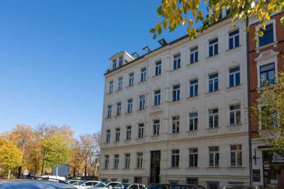 Bezugsfreie 2-Zimmer-Wohnung im Dachgeschoss mit Terrasse und klassischen Stuckdetails