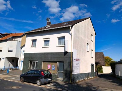 Werbewirksames Wohn-/ Geschäftshaus mit Innenhof und zwei Garagen in Niederholtorf!