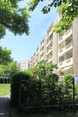 Schöne 2-Raumwohnung mit Aufzug und Balkon mit Blick ins Grüne. Frisch saniert.