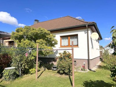 Charmanter Bungalow mit Ausbaupotenzial und wunderschönem Garten in Bobbau