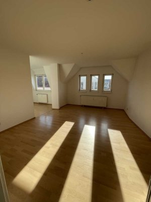 2- Zimmer Dachgeschoss-Wohnung mit Stellplatz in Stadtfeld
