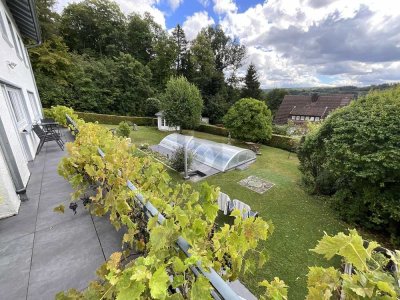 TRAUMHAFTER BLICK IN SÜDHANGLAGE MIT POOL