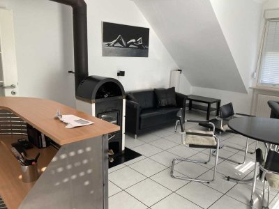 Schöne und neuwertige, möblierte 2-Raum-Wohnung mit Balkon und EBK in Burgau