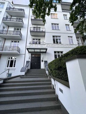 Unmittelbare Alsternähe: 4,5-Zimmer-Wohnung mit 3 Balkonen und fantastischem Ausblick in Winterhude