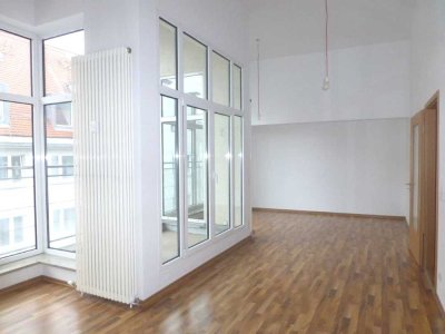 +++ 2 Raumwohnung mit EBK, Aufzug und Balkon in der Hainstraße +++