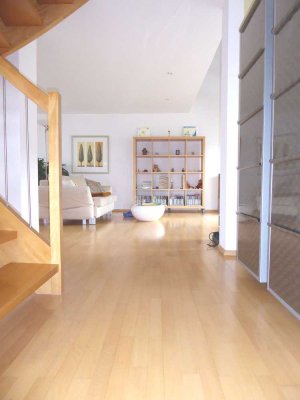 Helle Dachgeschoss-Maisonette mit Loft-Flair, 105 m² & Duplex-Stellplatz