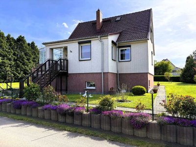 gepflegtes Einfamilienhaus mit liebevoll angelegtem Garten in ruhiger Dorflage