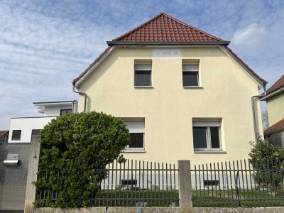 Teilsaniertes Haus mit Baufenster für Neubau und Garten