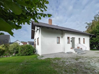 Einfamilienhaus in sonniger Lage mit Balkon, ELW, 2 Garagen und zusätzl. ausbaub. DG in Enzisreute